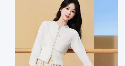 杨紫黑衫长裙，变身富家小姐，贵气十足！