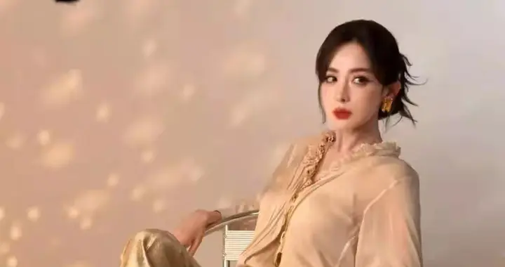 古力娜扎解锁轻奢名媛风，一袭金衣气场全开，从容状态太绝了