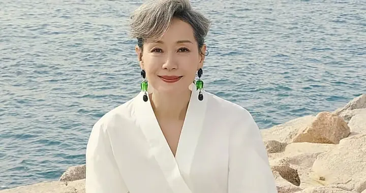 62岁叶童最新穿搭：白衬衫+半身裙，优雅又减龄，状态好得像42岁