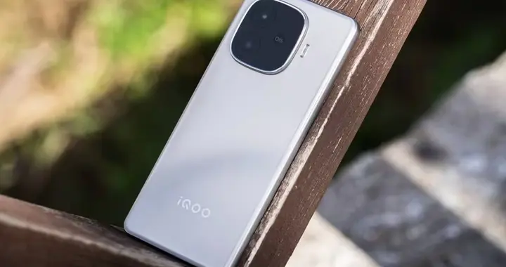 天玑9300+手机跌至1529元，144HZ直屏+3840HZ+6400mAh