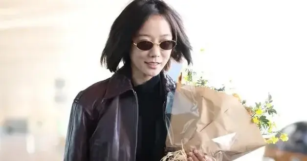 王珞丹机场私服真时髦！穿黑色皮衣+阔腿裤，简约又高级！