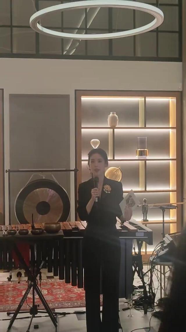 章泽天戴胸针出席清华校友艺术展，全程都在讲英文，疑似入光明会
