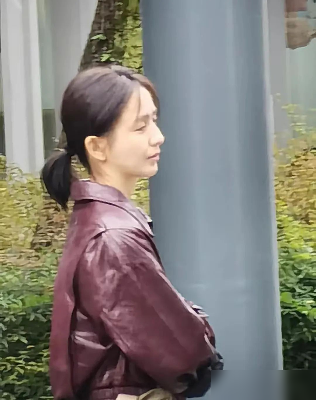 41岁佟丽娅街边拍戏，打扮朴素和路人无异，略显沧桑越看越有气质