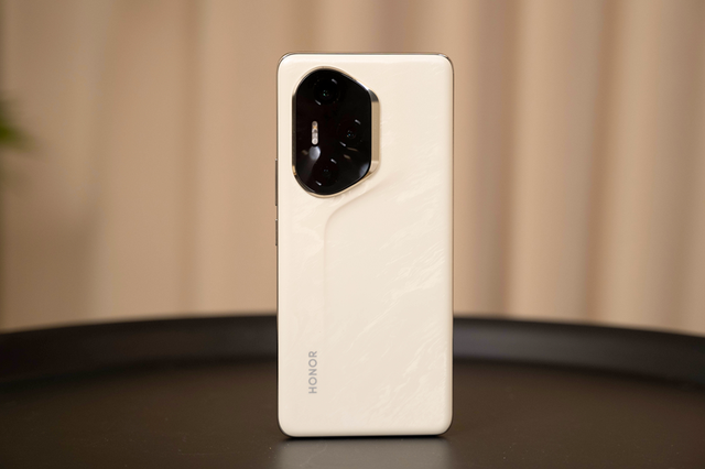 荣耀性价比旗舰，骁龙8G3+雅顾人像+80W无线充，仅3399元起售价