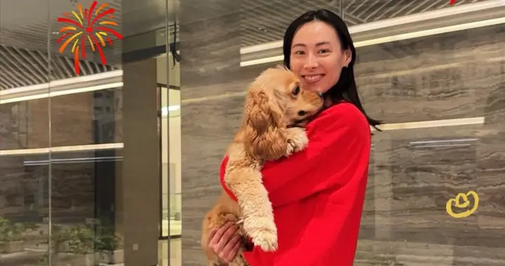 梁洛施在5亿豪宅过年，穿红外套抱狗拜年，豪宅好气派母子四人住