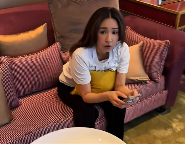 57岁吴婉芳在家过母亲节，吃了次子做的饼干，一脸幸福状态好年轻