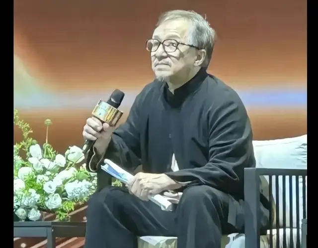 70岁成龙近照，现身商演显苍老，头发胡须都白了，还一脸褶皱！