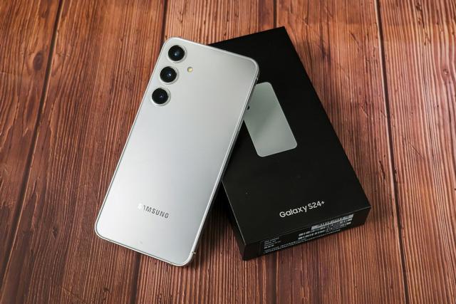 坚定的直屏信仰，三星S24+三个月体验：除了颜值，还有啥？