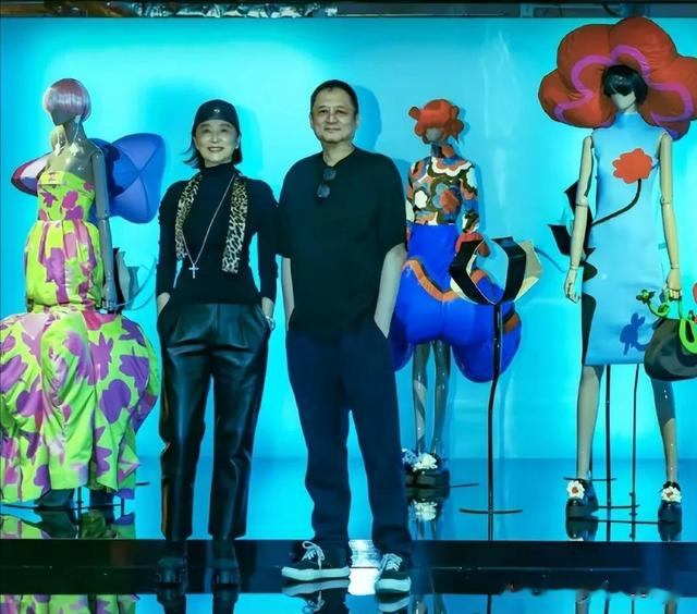 林青霞|68岁林青霞现身张叔平展览会，穿皮裤戴大金链，身材苗条纤细