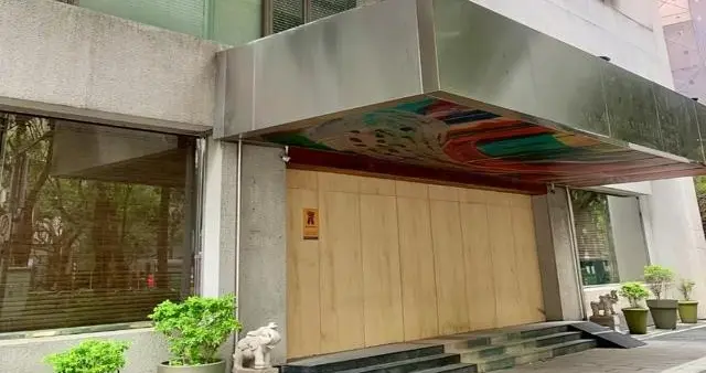 大s去世一年，s酒店已停业大门被木板封堵，大珍珠项链显落寞