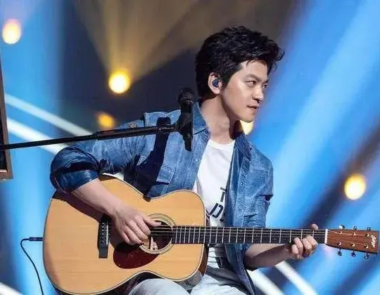 李健喜当爹？49岁才后悔曾经丁克！孟小蓓半年胖30斤疑怀孕6个月