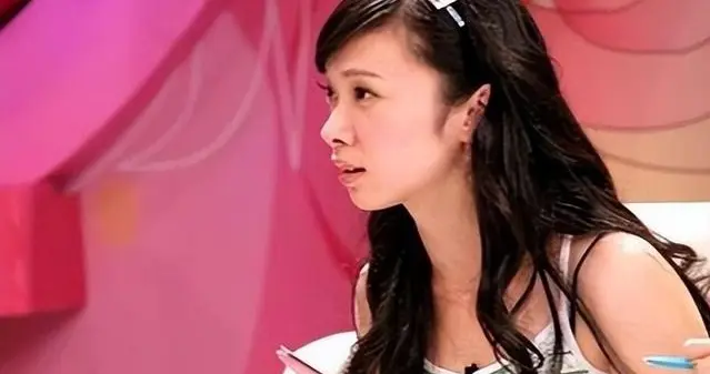 上海主持人贝倩妮现状：在美国陪读，46岁瘦脱相，为家庭付出太多