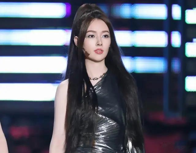 郭碧婷乘风2024美照来袭，高马尾单肩短裙，又美又飒！