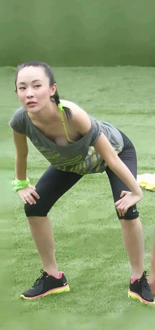 霍思燕练瑜伽状态稳如磐石，柔韧度哪像当妈的，太让人羡慕了