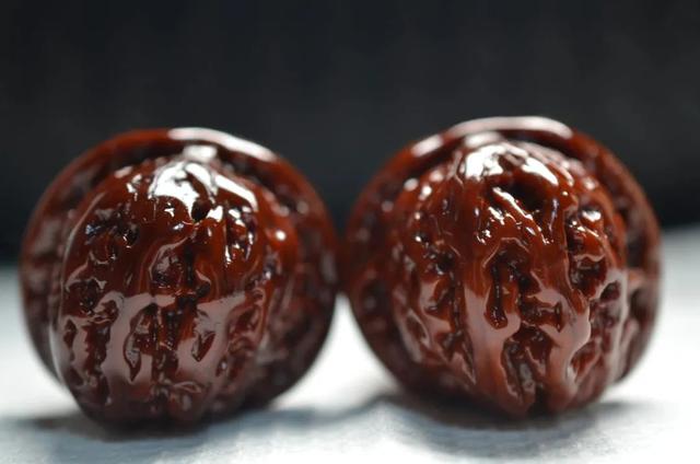 文玩核桃：五条铁律助你从入门到精通，三年玩出“极品包浆”