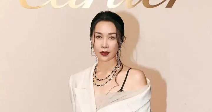 这一夜，露肩装的那英，深V领的朱珠，都输给了全裹出镜的郭晶晶