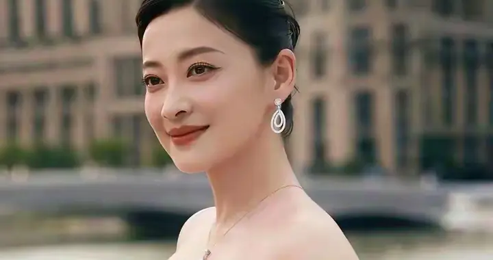 岁月偏爱梅婷！50岁依然保持出众状态，举手投足间风韵不减当年