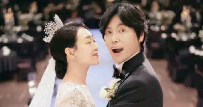 韩国男星55岁当爸，与31岁妻子自然怀孕，哭诉：后悔没早点遇见她