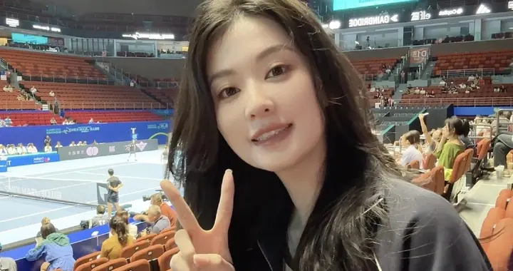 乔欣去看网球比赛了，穿休闲外套搭配百褶裙，网友:有点认不出了