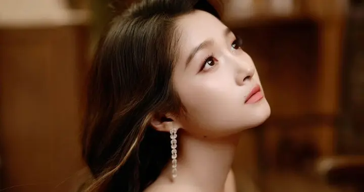 关晓彤｜脸变小了 ???？是化妆技巧升级了？还是新找的造型师有魔法？