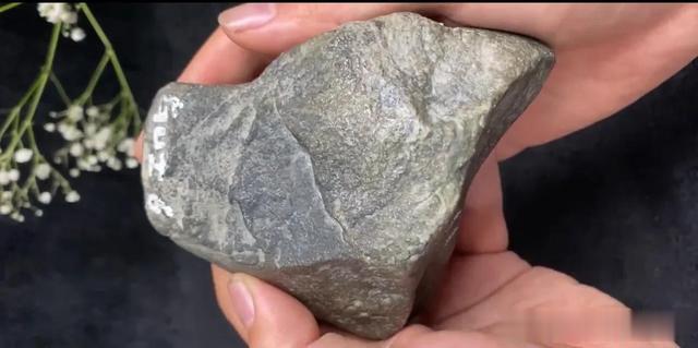 翡翠|翡翠原石莫西沙脱沙料玉不琢不成器，成品完美冰感强烈品质好