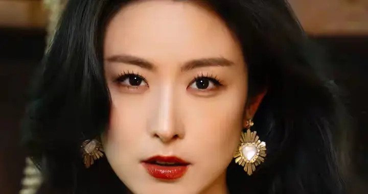 徐百慧红丝绒裙配黑丝袜！