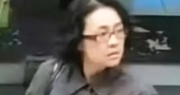 恶心的一幕发生！章子怡素颜曝光引热议，大妈脸在街头没人认得出