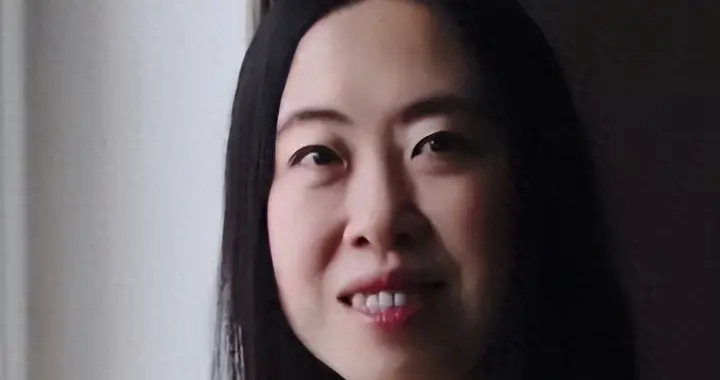 一个女孩为追星花光家产，父亲跳海自尽，偶像后来说了什么