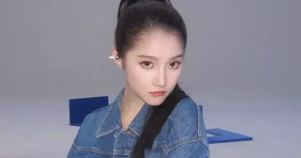 关晓彤花絮照炸场 高马尾配西装飒出天际 侧颜杀美到网友集体破防