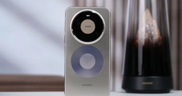 華為李小龍飛機上實測無網通信：天上照樣發消息、打電話