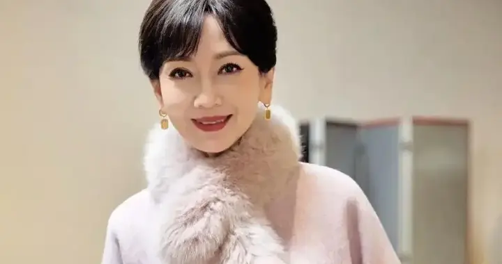 赵雅芝一点也不服老！穿粉色大衣+米白毛衣+牛仔裤，减龄又时髦！