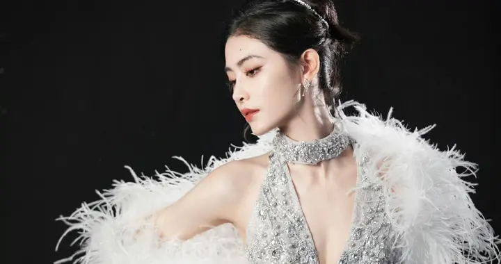 许佳琪银钻羽毛裙造型，优雅与华丽交织，舞台感拉满的时尚大片