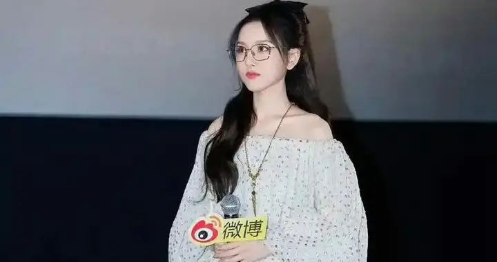 网友：宋祖儿颜值与长腿并存 ??? ，都是顶级