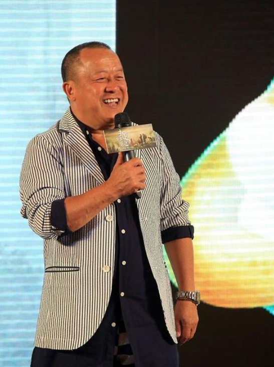 71岁晚节不保？曾志伟和乔妹的合照，扯下了娱乐圈“遮羞布”