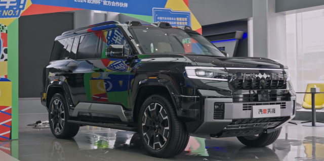 华为智驾+云辇-P，能文能武，方程豹豹8售价37.98万元