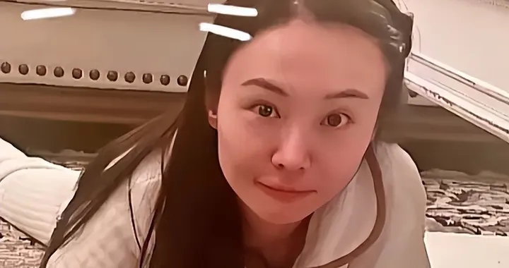 35岁郑爽近照！形象管理失败，彻底成了素人，在美日子舒坦了