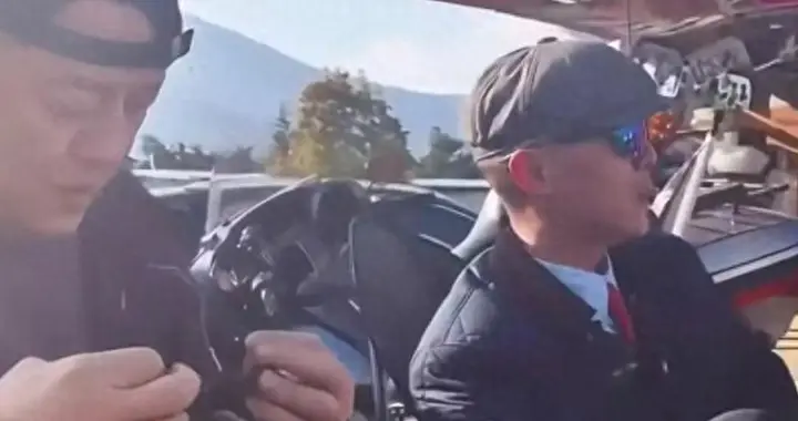 李亚鹏大年初八请前岳母吃米线，3岁女儿开心，海哈金喜明媚漂亮