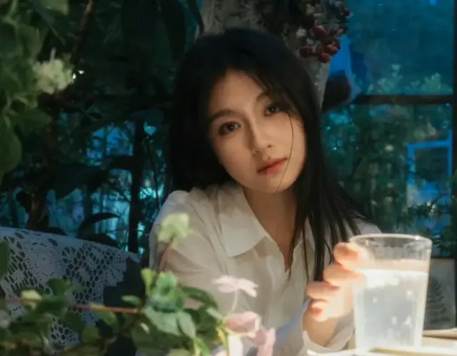 李兰迪白衬衫写真图