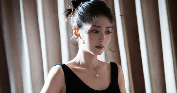 邢菲黑裙倩影：半明半昧抖落光尘，于无声处尽感秋意翩然 ???