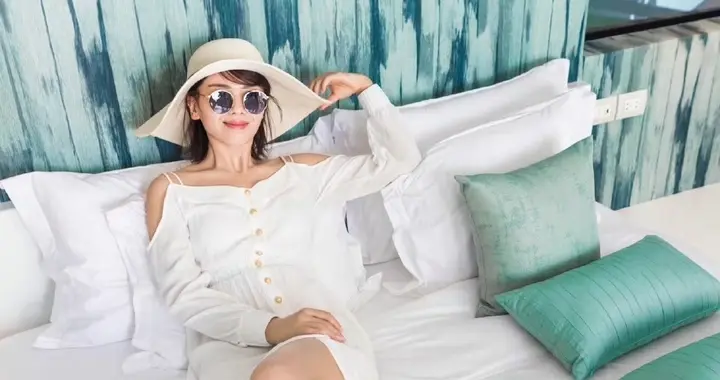 刘涛，白裙光脚妆造型，既优雅又温柔