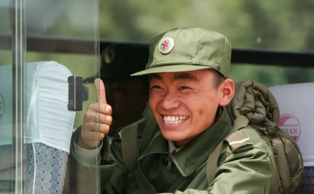 王宝强开300万豪车回村，看到村口立着块牌坊，一句话村长冒汗