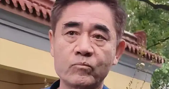 南京电影节这天：陈宝国合影冷脸，王奎荣无人理，张丰毅胡子拉碴