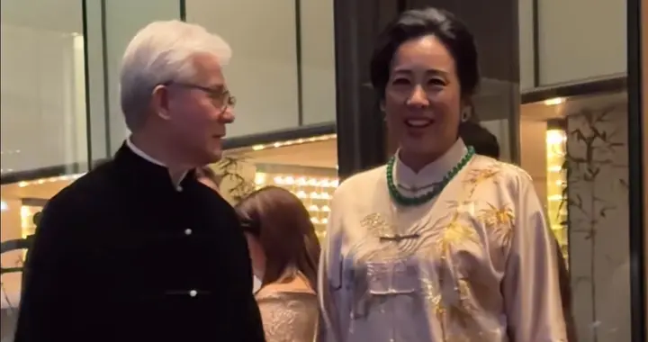 67岁朱玲玲携丈夫亮相，戴帝王翡翠高雅贵气，78岁罗康瑞满头白发