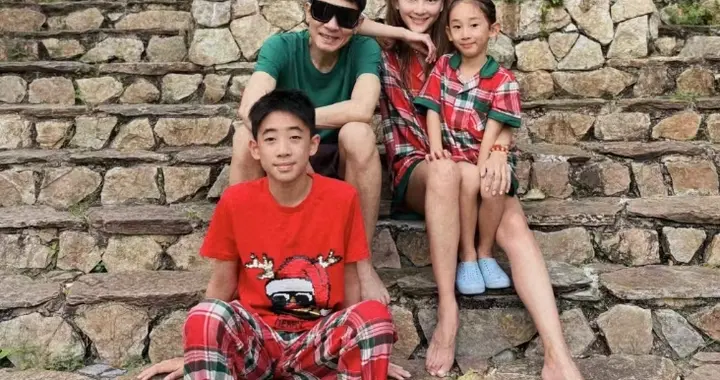 陈小春陪妻儿度假，一家四口穿亲子装，俩儿子越长越像爸爸太酷了