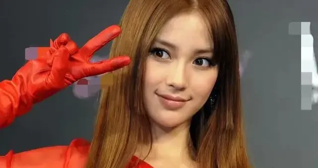 第一次觉得baby杨颖的腿很美，早前虽说皮肤有点黑，但身材确实好