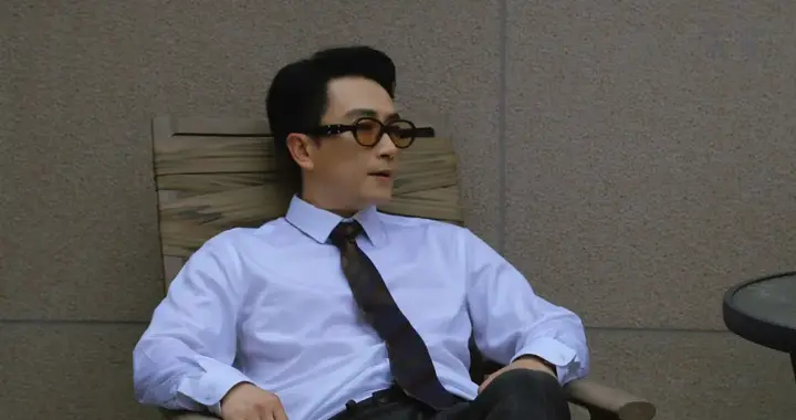 47岁帅气星二代逆袭，父亲曾为他放弃事业，如今他已成父亲的骄傲