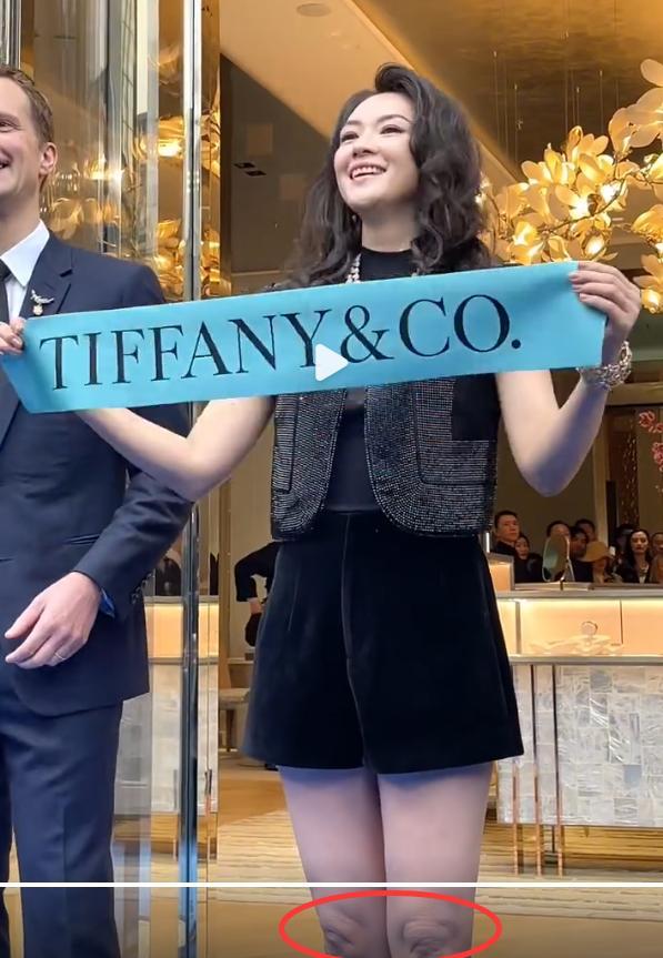 章子怡成都生图曝光，路人镜头下的国际章，膝盖比脸真实