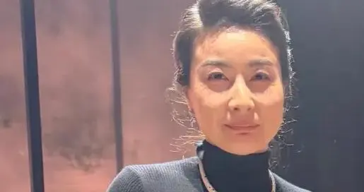 卡地亚晚宴，妖艳四射的巩俐和宋佳，败给了全“裹”出镜的郭晶晶