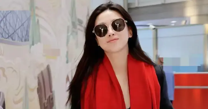 朱珠机场私服真会穿！黑大衣+红围巾+牛仔裤，高级又洋气！