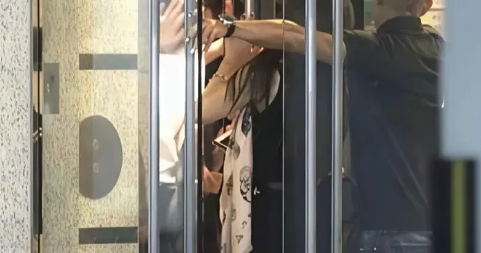 方媛真的好幸福，被宠爱的模样藏都藏不住，让人羡慕。 ???